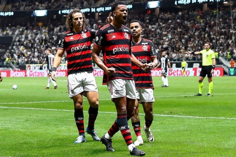 Flamengo goleia Atlético-MG fora de casa, soma segunda vitória seguida e segue na ponta do Brasileirão