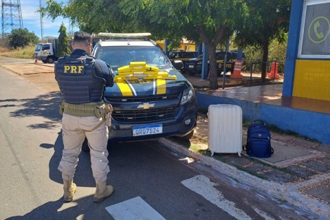 Jovem de 24 anos é presa pela PRF em Picos transportando 13,7 kg de cocaína em ônibus interestadual