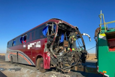 Ônibus com destino ao Piauí colide com carreta e duas pessoas morrem no local