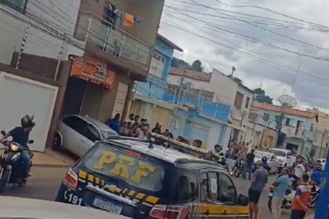 Um homem foi executado com seis tiros dentro de veículo na manhã desta terça-feira(26) em Picos