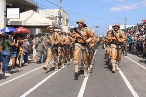 Desfile do 7 de Setembro reúne milhares de pessoas em Picos