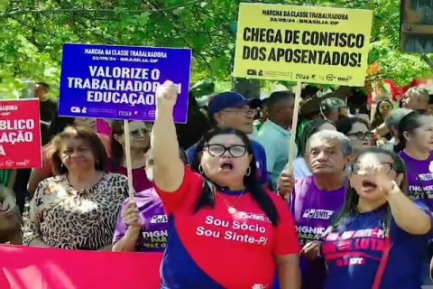 Professores da rede estadual de ensino protestam em frente à sede do executivo piauiense