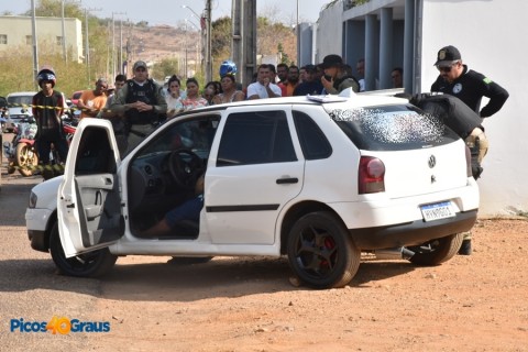 Homem é executado a tiros dentro de carro em Picos