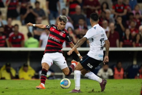 Flamengo vence Grêmio com dois gols de Luiz Araújo e lidera o Brasileirão