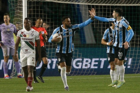 Com dois de Reinaldo, Grêmio vira sobre o Fluminense e sai em vantagem nas oitavas da Libertadores