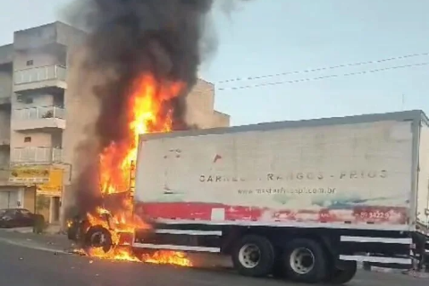 Caminhão carregado de carne pega fogo na BR 316 na cidade de Picos